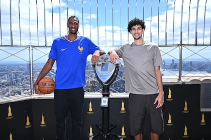 Los franceses Alex Sarr y Zaccharie Risacher se quedaron con las dos primeras selecciones del Draft de la NBA. (Photo by Roy Rochlin/Getty Images for Empire State Realty Trust)