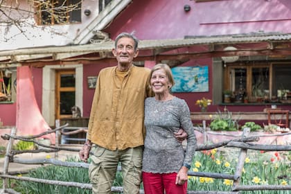 Los franceses Jacques Dupont y Sophie Courtois, anfitriones de El Refugio del Lago, en Epuyén