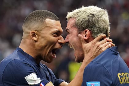 Los franceses Kylian Mbappe y Antoine Griezmann celebran un gol en el Mundial