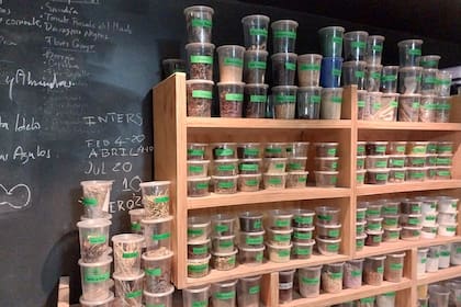 Los frascos con fermentaciones y los más diversos productos