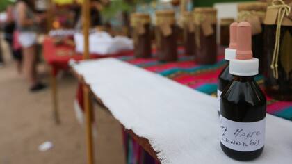 Los frascos con gotero que contienen el brebaje cannábico, en un puesto de la feria de San Marcos Sierras