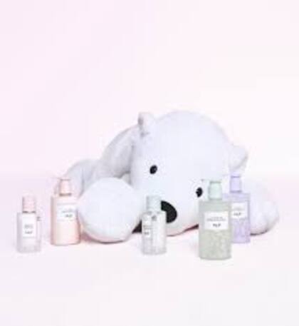 Los frascos vienen en tres colores pastel (rosa, azul y verde) vestidos con un estampado toile de Jouy creado especialmente para la ocasión