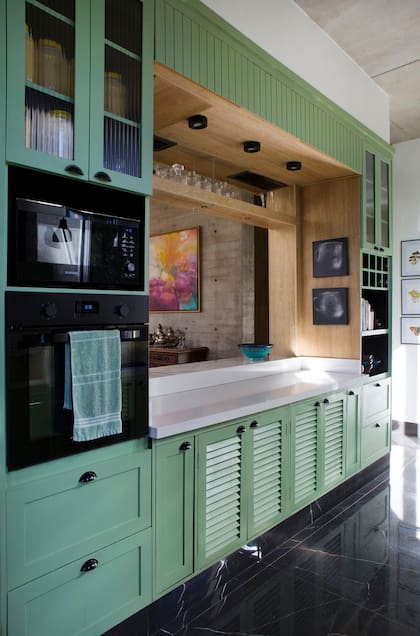 Los frentes de la cocina se hicieron reciclando y pintando los de la casa original; el color lo eligió Victoria, la hija menor.
