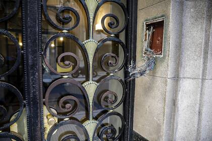 Algunos porteros eléctricos de bronce fueron directamente arrancados