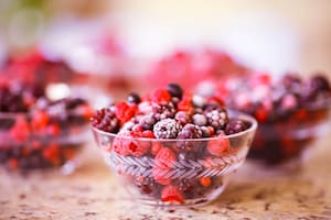 Las frutas “más ricas” en vitamina K que cumplen un papel clave para fortalecer los huesos