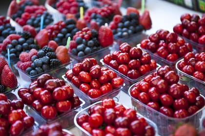 Los frutos rojos contienen un compuesto llamado licopeno que participa en la generación de moléculas que constituyen al colágeno