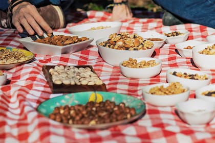 Los frutos secos como nueces, almendras y pistachos son ricos en nutrientes que favorecen el sueño