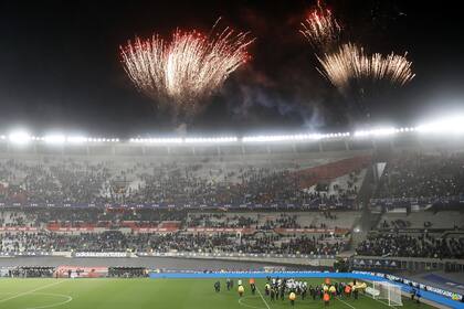 Los fuegos artificiales en los festejos posteriores al partido, ante los 21.000 espectadores que hubo en el Monumental.