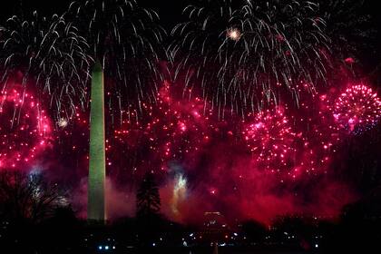 Los fuegos artificiales estallan detrás del Monumento a Washington, vista de cómo se ve desde la Casa Blanca en Washington