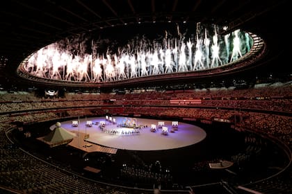 Los fuegos artificiales estallan durante la ceremonia de apertura en el Estadio Olímpico de los Juegos Olímpicos de Verano de 2020, el viernes 23 de julio de 2021, en Tokio, Japón.