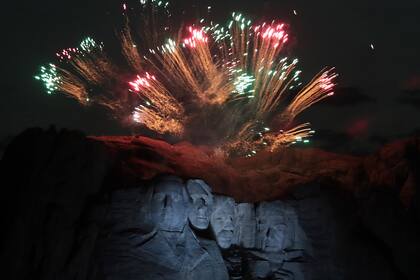 Los fuegos artificiales iluminan el cielo sobre el monumento nacional del monte Rushmore el 03 de julio de 2020