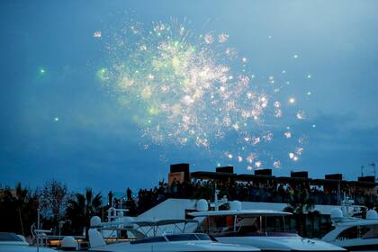 Los fuegos artificiales iluminaron el cielo para dar la bienvenida a los Reyes Magos en Palma de Mallorca.