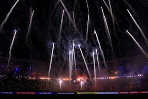 Show de fuegos artificiales y bengalas: la increíble (y peligrosa) recepción de los hinchas para Racing