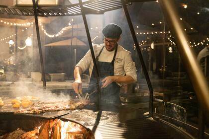 Los fuegos se mantienen a full en la cocina del argentino.