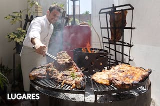 El cocinero que sirve paella de asado banderita y otras reversiones creativas