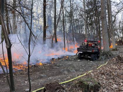Los fuertes vientos durante el fin de semana aumentan el riesgo de expansión del fuego en los estados de Nueva Jersey y Nueva York.