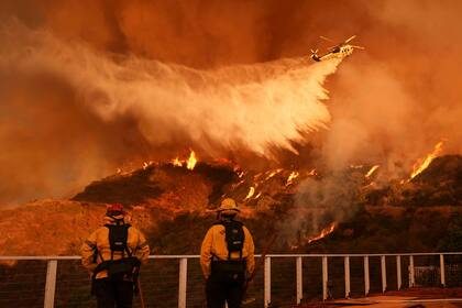 Los fuertes vientos podrían provocar una expansión de los incendios en California esta semana (AP foto/Jae C. Hong)