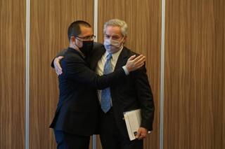 El encuentro entre Solá y el canciller chavista en medio de graves denuncias por ejecuciones en Venezuela