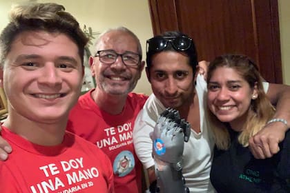 Los fundadores de Te doy una mano junto a Matías y su hermana, Fernanda.
