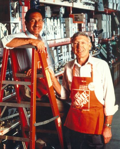 Los fundadores de The Home Depot, Bernie Marcus y Arthur Blank, diseñaron el concepto en una cafetería y abrieron la primera tienda en 1979
