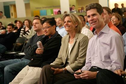 Los fundadores de Yahoo! David Filo y Jerry Yang junto a los ejecutivos Sue Decker y Blake Jorgensen, presidente financiero de la compañía