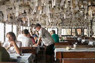 El bar de los papelitos que nació de una tradición increíble y recibe visitantes del mundo entero