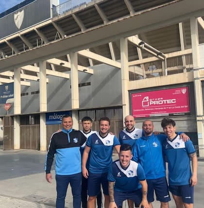 Los fundadores junto a los primeros jugadores del Club Social y Cultural Deportivo Argentino, que va a debutar en la última liga de la Federación española en septiembre