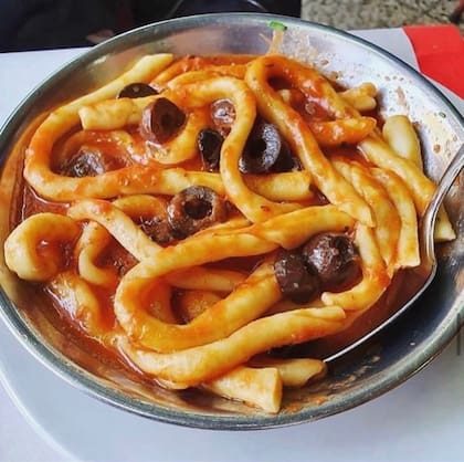 Los fusillis al fierrito se preparan uno por uno con una aguja de tejer