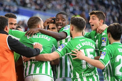 Los futbolistas de Betis festejan uno de los tantos del triunfo ante Levante