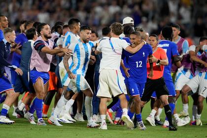 Los futbolistas de Francia y Argentina terminaron en medio de una trifulca el partido de cuartos de final de los Juegos Olímpicos de París 2024.
