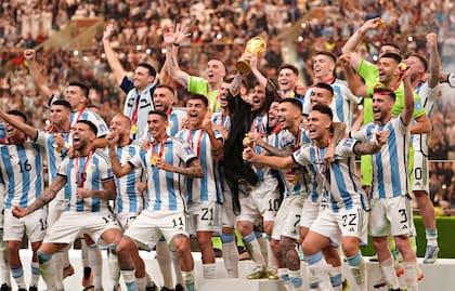 Los futbolistas de la selección argentina festejan el título del Mundial; hubo grandes actuaciones
