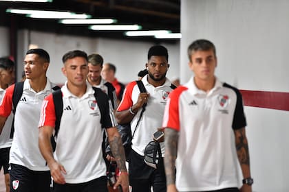 Los futbolistas de River se metieron en el vestuario del Monumental