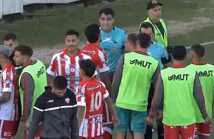 Los futbolistas de Talleres encima de Jerez, pidiéndole explicaciones sobre el fallo del final que no les permitió empatar el partido