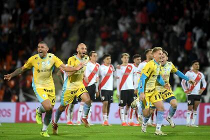 Los futbolistas de Temperley festejan lo impensado: la clasificación sobre River para los octavos de final de Copa Argentina; se trata del golpe más duro para River en el ciclo de Demichelis.