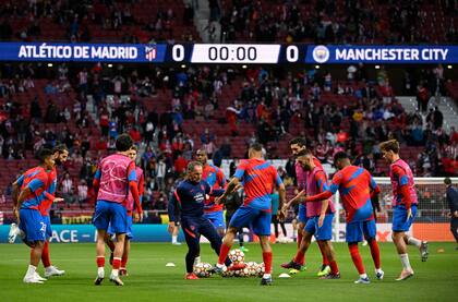 Los futbolistas del Aleti se mueven en la previa de un partido clave