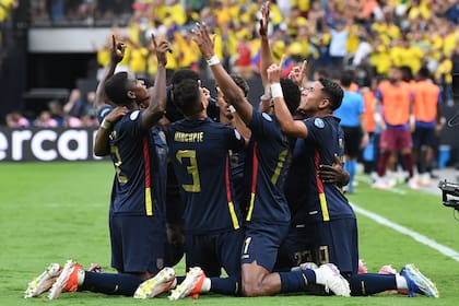Los futbolistas ecuatorianos celebran el primer gol del triunfo ante Jamaica por la Copa América 2024 en Allegiant Stadium  Candice Ward/Getty Images/AFP (Photo by Candice Ward / GETTY IMAGES NORTH AMERICA / Getty Images via AFP)
