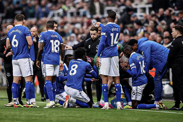 Premier League: las llamativas imágenes de futbolistas que rompieron el ayuno del Ramadán en pleno campo de juego