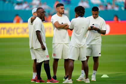 Los futbolistas peruanos, en el campo de juego, entre ellos, el actual jugador de Boca Luis Advíncula