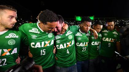 Los futbolistas que no subieron al avión lloran por sus compañeros