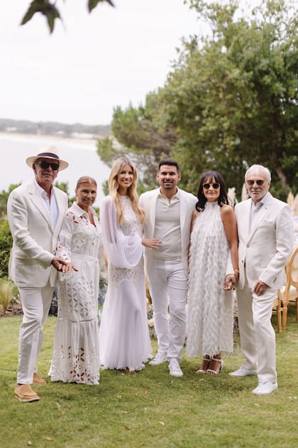 Los futuros padres y los futuros abuelos. De izquierda a derecha: Omar y Ángeles Marini, Angie y Augusto, y Ángeles Cibils y Jorge Landaburu. Todos de blanco, que era el dress code de la fiesta.