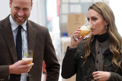 Los
futuros reyes disfrutan
de una copa de sidra