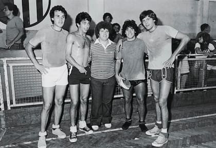 Los "galancitos" Carlos Olivieri, Ricardo Darín y Carlos Andrés Calvo junto a Diego Armando Maradona y su manager de entonces Jorge Cysterpiller