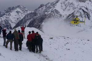Los galenos del Aconcagua, con Ignacio Rogé a la cabeza, realizan la difícil tarea de asistir a los andinistas, a más de 5.400 metros de altura.
