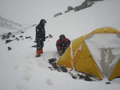 Los galenos del Aconcagua, con Ignacio Rogé a la cabeza, realizan la difícil tarea de asistir a los andinistas, a más de 5.400 metros de altura.