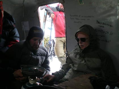 Los galenos del Aconcagua, con Ignacio Rogé a la cabeza, realizan la difícil tarea de asistir a los andinistas, a más de 5.400 metros de altura.