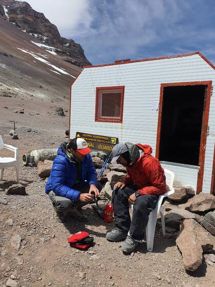Los médicos del Aconcagua en plena acción, salvando vidas, a más de 5.400 metros de altura, en el "centro de salud más alto del mundo".