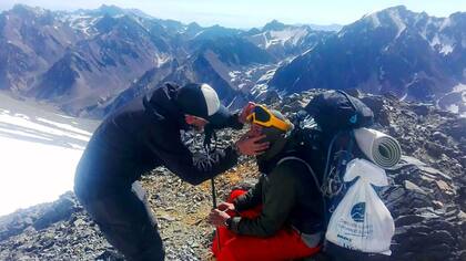 Los médicos del Aconcagua en plena acción, salvando vidas, a más de 5.400 metros de altura, en el "centro de salud más alto del mundo".