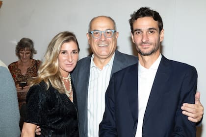 Los galeristas Amparo y Teo Díscoli junto a su colega Alejandro Faggioni