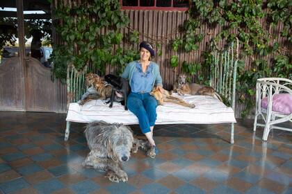 “Los galgos son mi debilidad. Cuando empecé a rescatarlos, eran los perros que más destrozados encontraba”, dice ella, en una de las galerías de su campo. Isabel escribió dos libros: Perros sin collar (Ed. Larivière), sobre los perros de la calle; y Correr para vivir, sobre las carreras de galgos, que fue premiado por la Legislatura Porteña.