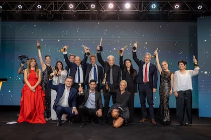 Los ganadores con sus respectivas estatuillas